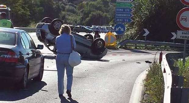 Ancona, auto contromano: maxi schianto e quattro feriti