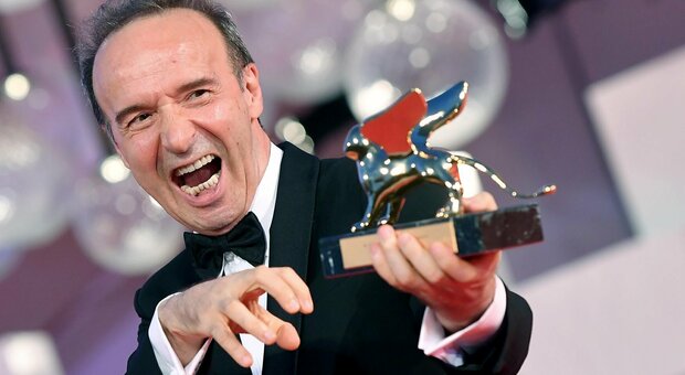 Benigni alla Mostra del Cinema esulta con il Leone d'Oro e si appella a Mattarella: «Presidente, resti ancora qualche anno»