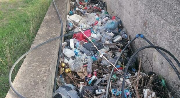Quintali di plastica nei canali di scolo: allarme in Salento, se piove i rifiuti finiscono in mare. Le foto del disastro