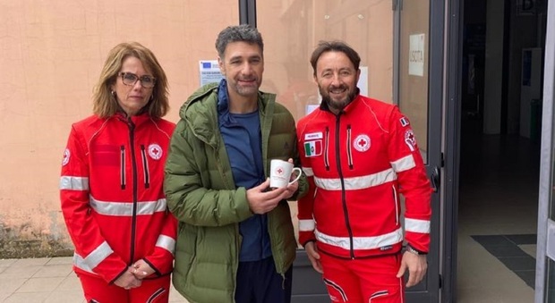 Raoul Bova con Gianni Barca, presidente del Comitato di Ancona della Croce Rossa insieme a una volontaria
