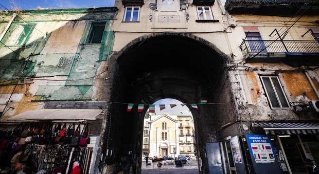 Napoli, sorpreso a vendere droga a Porta Nolana: in arresto un 49enne