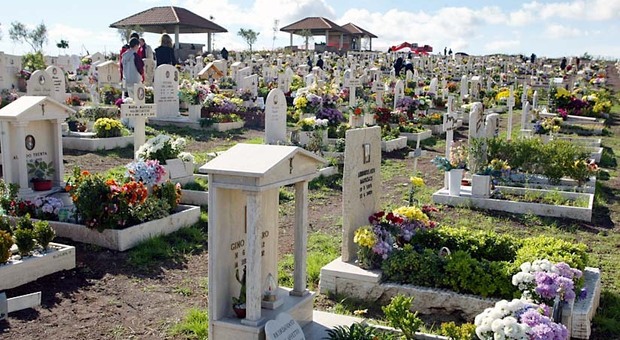 Roma Sud resta senza cimitero, stop alle sepolture al Laurentino. Le sepolture? A 45 km di distanza