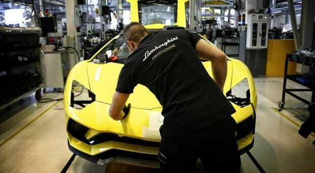 Un operaio al lavoro nella fabbrica Lamborghini