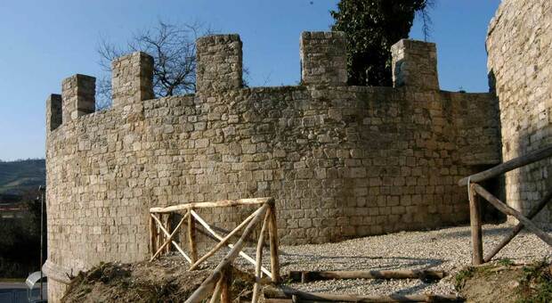 La partenza da Porta Romana del percorso lungo le mura che sarà restaurato
