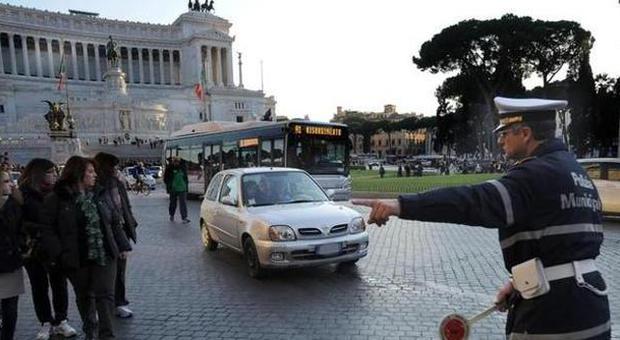 Roma, confermate le targhe alterne: martedì stop alle dispari, mercoledì tocca alle pari