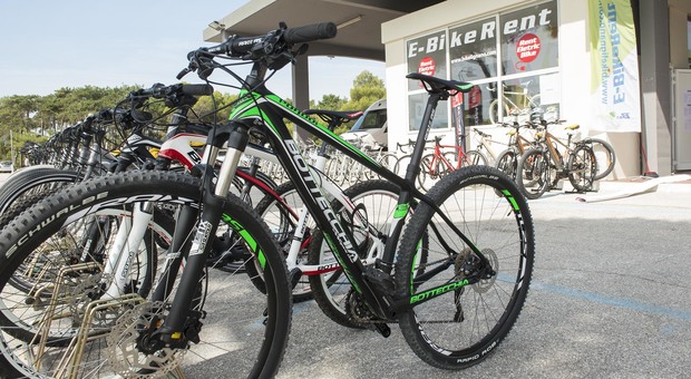 Il negozio di noleggio di e-bike a Lignano Pineta