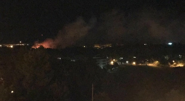 Pescara, vasto incendio nella zona della riserva dannunziana