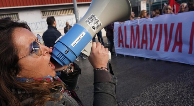 «Risposte sugli esuberi», e i lavoratori occupano la sede napoletana di Almaviva