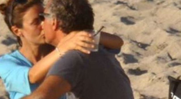 Massimo Giletti e Alessandra Moretti: baci appassionati in Sardegna
