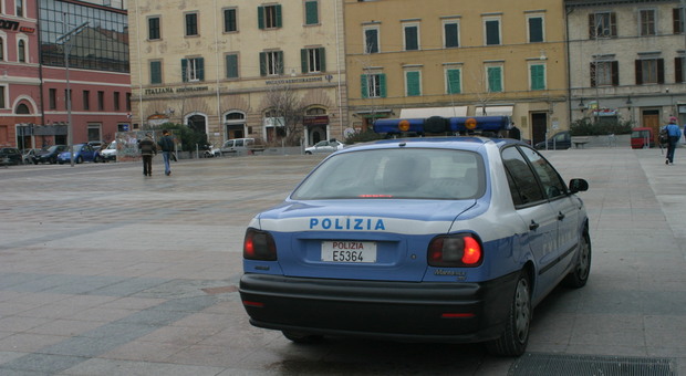La polizia in piazza Pertini