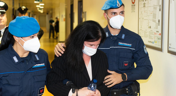 Diana morta di stenti in casa, mamma Alessia Pifferi in tribunale chiede una foto della figlia da tenere in carcere