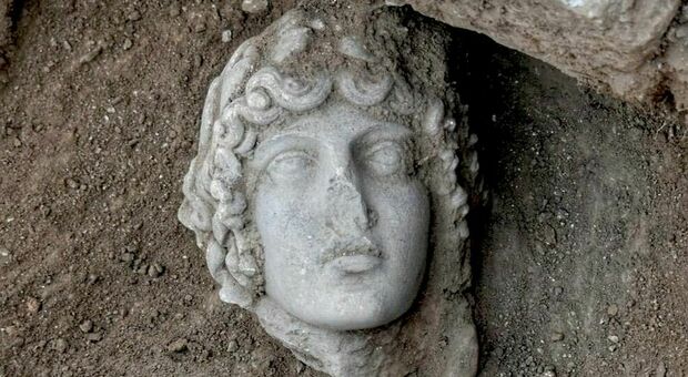 Archeologia, testa di Apollo del II secolo d.C. scoperta in Grecia a Filippi