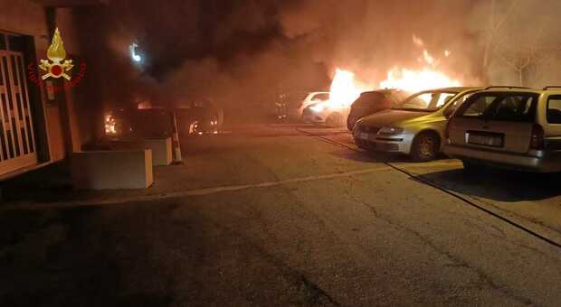 Chieti, utilitaria prende fuoco in una via a ridosso del centro: tre auto distrutte e tre danneggiate