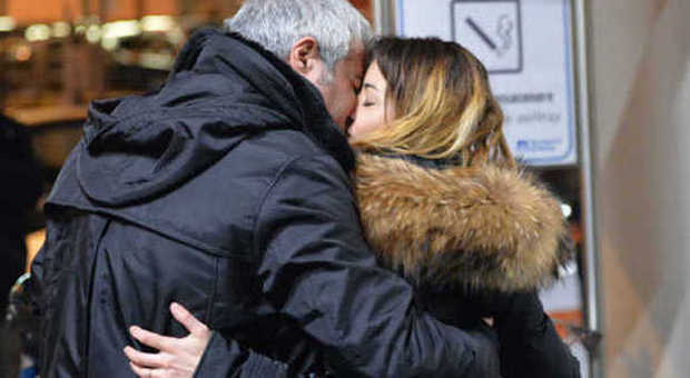 ​Pino Insegno e Alessia Navarro, baci hot all'aeroporto al ritorno dalle vacanze