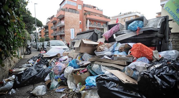 Rifiuti a Roma, la sindaca Raggi: «Multati mille “zozzoni”, oltre il 30 per cento viene da altri comuni»