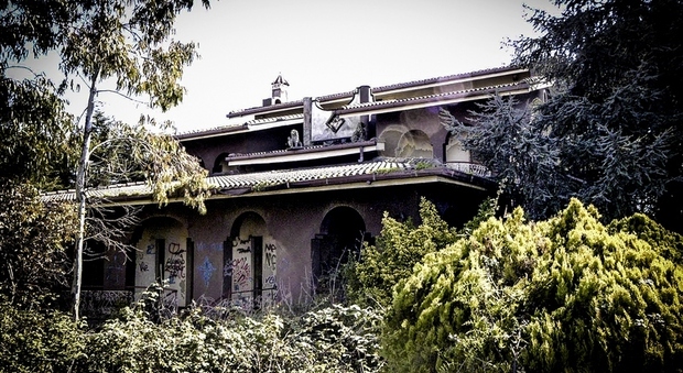 Cadavere spunta nella villa extralusso abbandonata da 30 anni, si indaga per omicidio