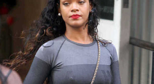 Rihanna e la mise hot: in giro per New York dimentica a casa il reggiseno