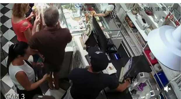 Napoli, ladro ruba smartphone nella gelateria di via Toledo e il video finisce sui social
