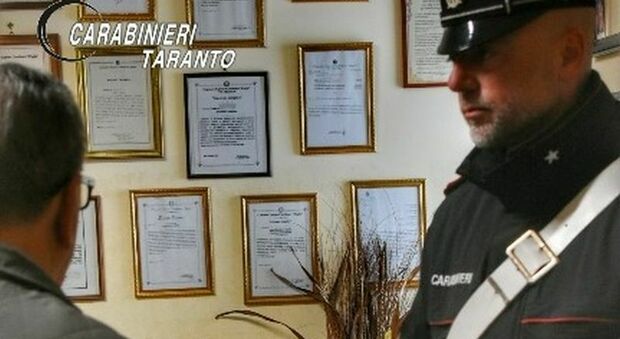 Truffa, si fingono nipote e postino facendosi consegnare 5mila euro dagli anziani: un arresto