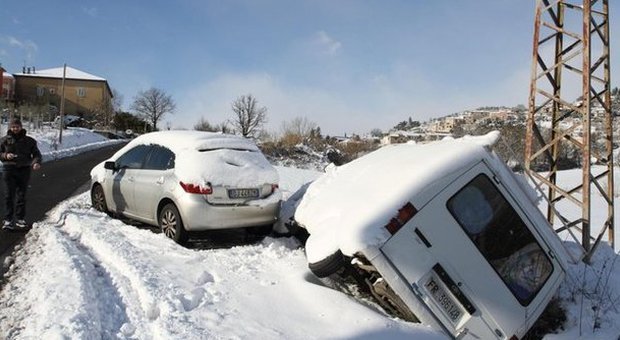 Capodanno al gelo in tutta Italia: nevica anche in Sicilia, Napoli resta senza acqua