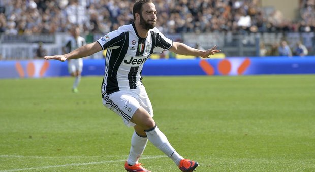Juventus, Evra applaude Higuain «Ha l'ossessione del gol, è perfetto»