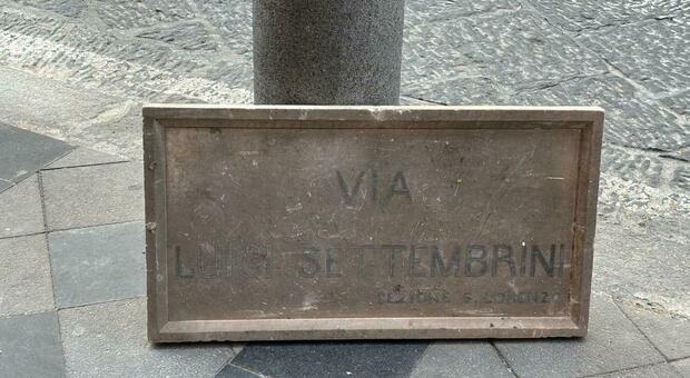 Napoli, la targa di via Settembrini abbandonata in via Duomo