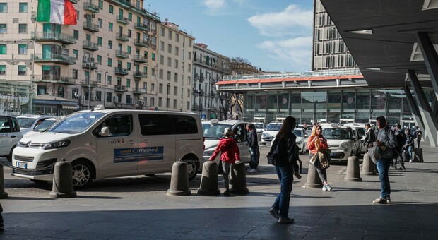Napoli, drogati e rapinati anche delle scarpe alla stazione: due arresti