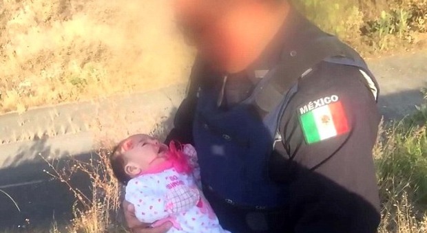 Messico, neonata trovata in uno scatolone sul ciglio di una strada: il pianto disperato attira l'attenzione della polizia