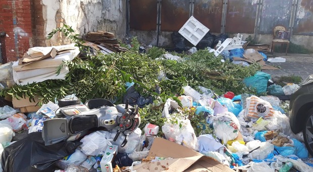 Emergenza rifiuti a Marano, cittadini allo stremo