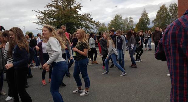 Flash mob per i diritti umani in Norvegia: gli studenti di Cava rappresentano l'Italia
