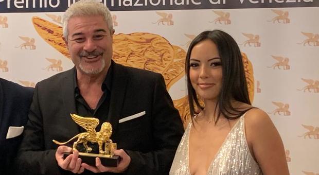 Pino Insegno premiato a Venezia con il Leone d'oro per meriti professionali