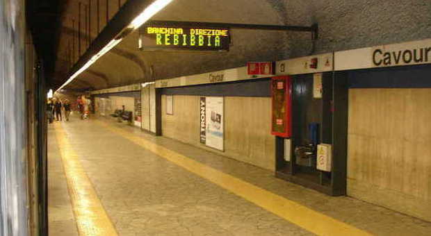 Metro B, un uomo si lancia sotto un treno alla stazione Cavour