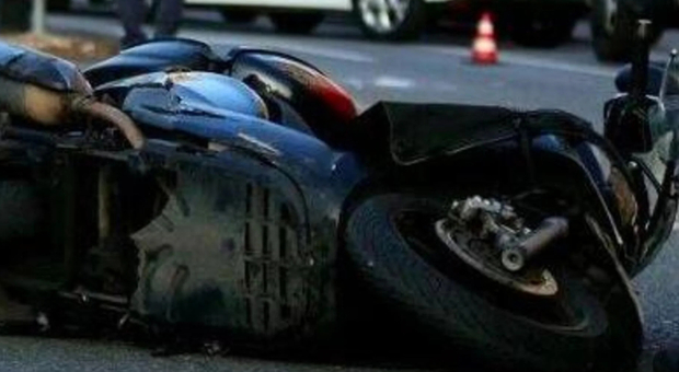 Incidente su via Flaminia: morto 19enne alla guida di uno scooter