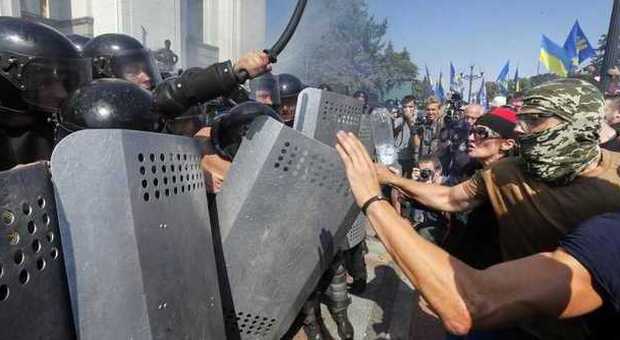 Kiev, granata esplode fuori dal Parlamento: decine di feriti tra civili e agenti