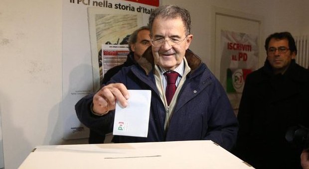 Prodi va al seggio a Bologna: «Vincitore e sconfitto facciano squadra»