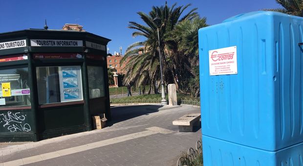 Ostia, Picca (centrodestra) denuncia: «Infopoint chiuso e nascosto dai bagni chimici»