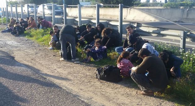 Gruppo di migranti rintracciati in campagna: erano sbarcati sabato a Leuca