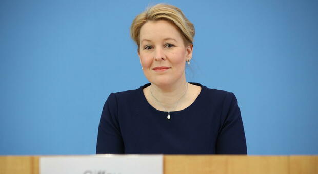 Germania, la ministra Franziska Giffey si dimette: accuse di plagio al dottorato di ricerca