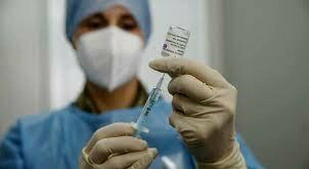 Ascoli, ultimatum dell'Area Vasta ai sanitari non ancora vaccinati: «Entro 5 giorni la prenotazione o il certificato medico»