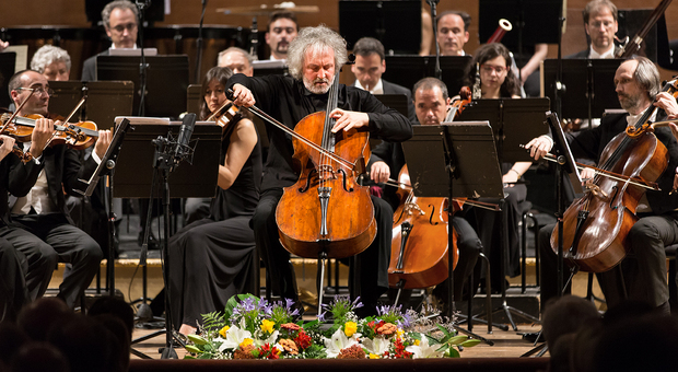 Mario Brunello con l'Orchestra della Fenice (foto Garosi)