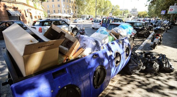 Roma, emergenza rifiuti: M5S chiede ai cittadini di spazzarsi da soli i marciapiedi di casa