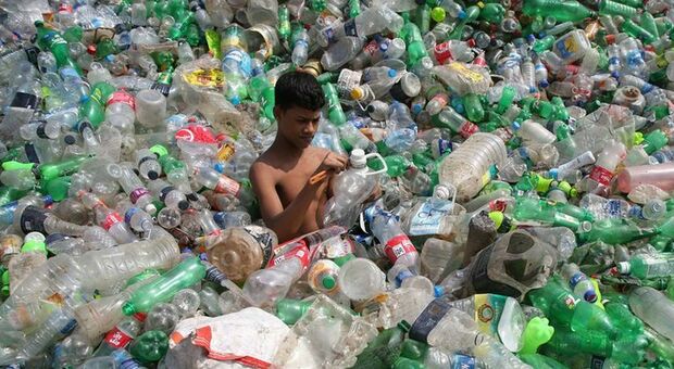 Plastica, l'appello degli scienziati: «Al bando dal 2040, permessa solo la riciclata»