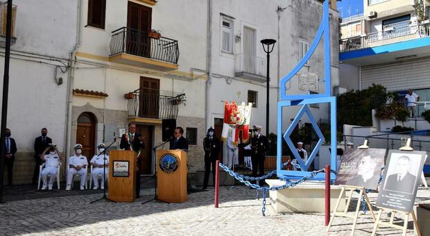 Una precedente edizione della cerimonia in piazza Vincent Capodanno a Gaeta