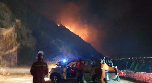 Maxi-incendio sulle alture di Terracina: torna l'ombra dei piromani