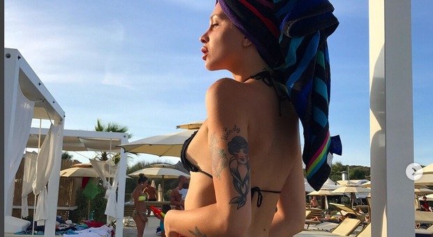 Asia Nuccetelli in vacanza in Sardegna: tanga, topless e pose hot su Instagram