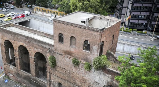 Roma, maxi-crollo alle Mura Aureliane: cede il tetto di un torrione. Strade chiuse