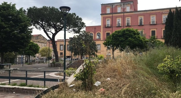 Napoli, così muore piazzetta Bisignano: inciviltà e incuria nel cuore di Barra