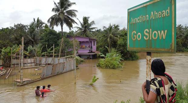 Inondazione devastante: almeno cento morti e migliaia di sfollati