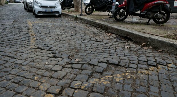 Disabili a Roma, odissea parcheggi. «Il posto sempre occupato e le strisce sono invisibili»