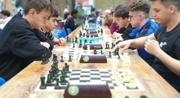 I ragazzi si sfidano nel torneo regionale degli scacchi riservato alle scuole